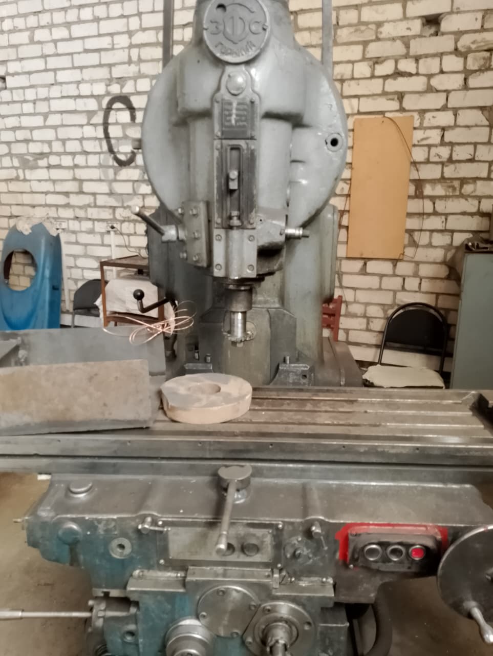 Консольно-фрезерный вертикальный 6М12П